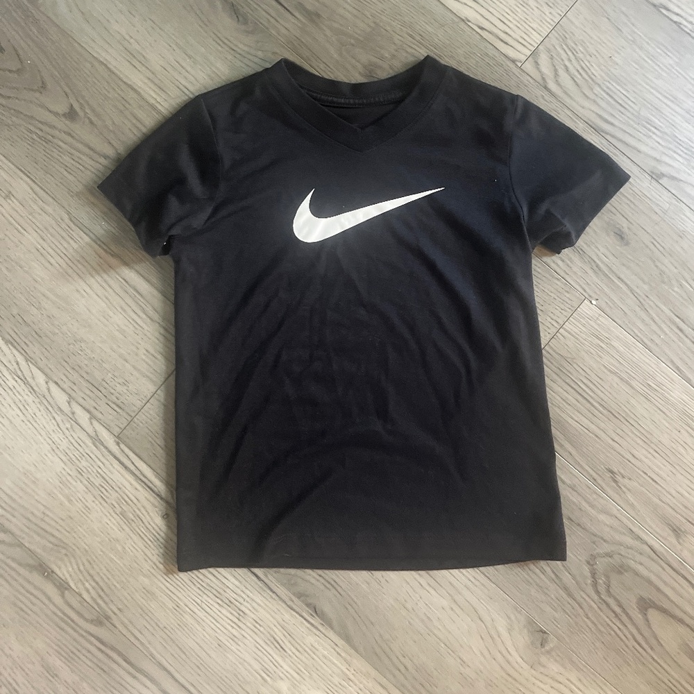 Kids nike v neck tee size XS